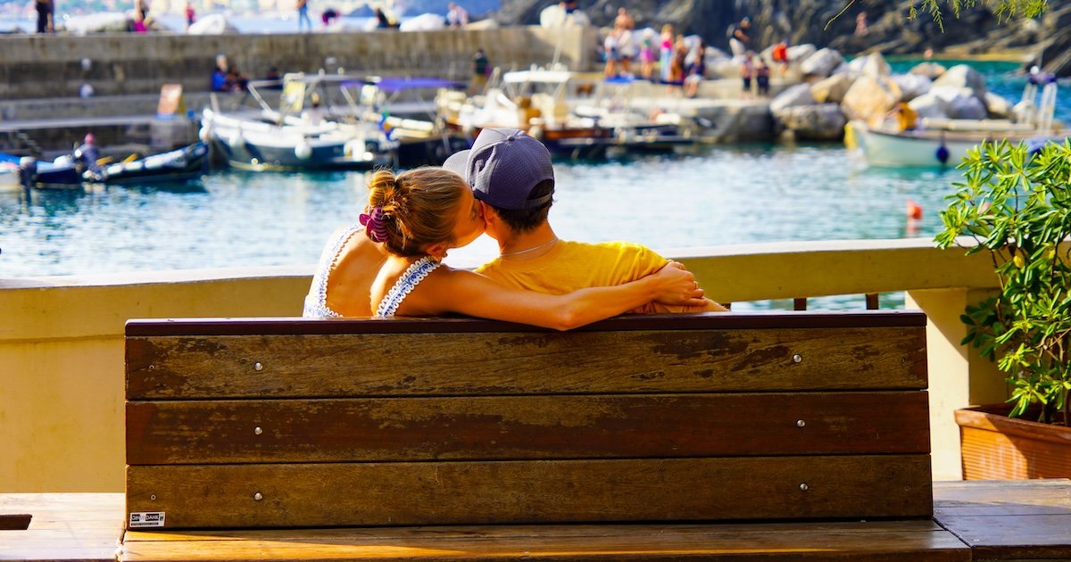 Cinque Terre: una pareja enamorada en un lugar hermoso