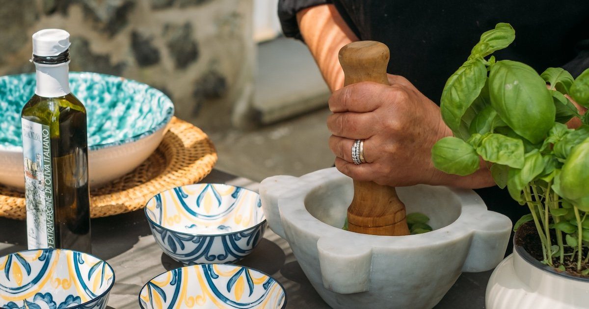 Hacer pesto de forma tradicional en las Cinque Terre