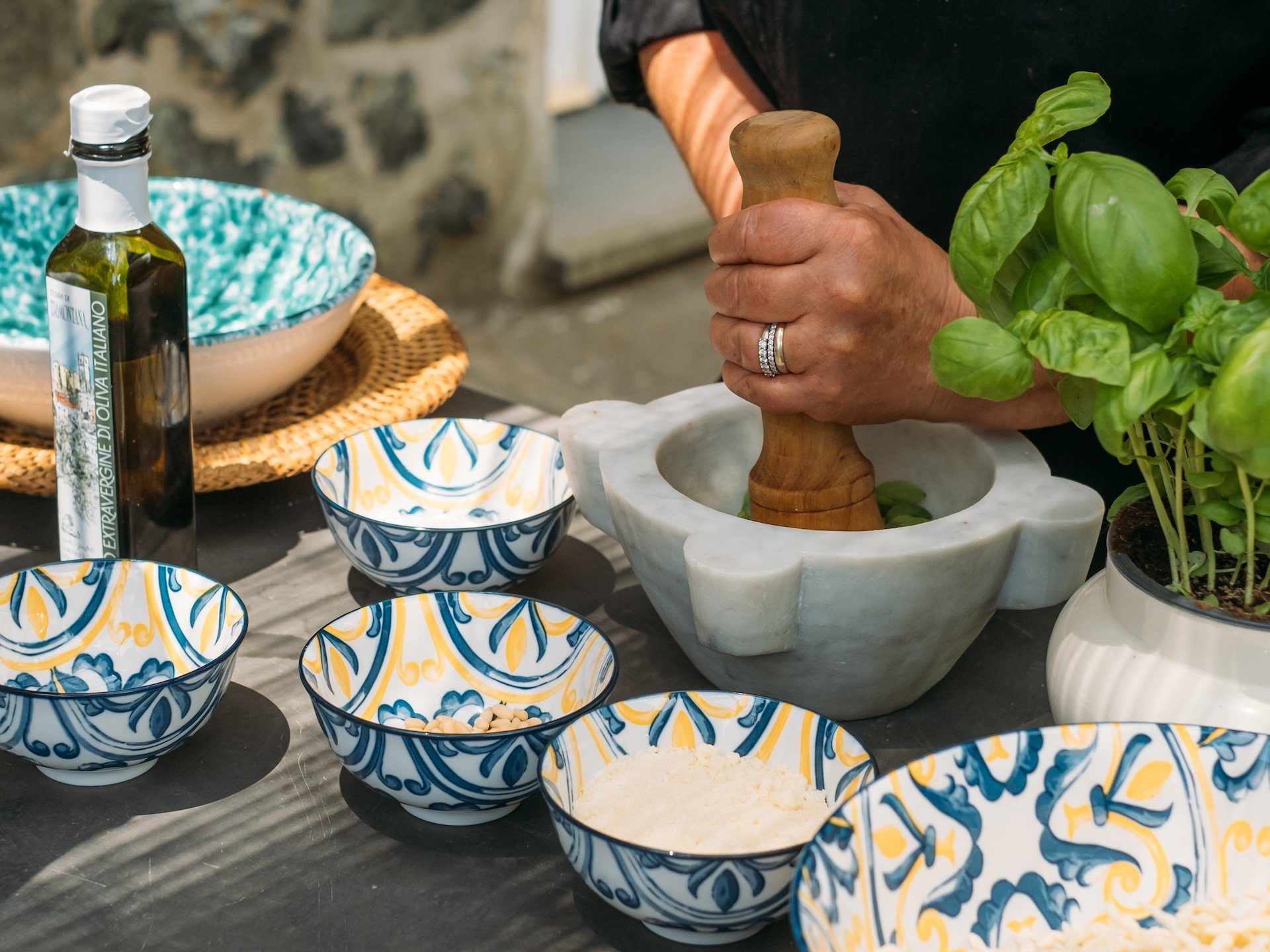 Hacer pesto de forma tradicional en las Cinque Terre