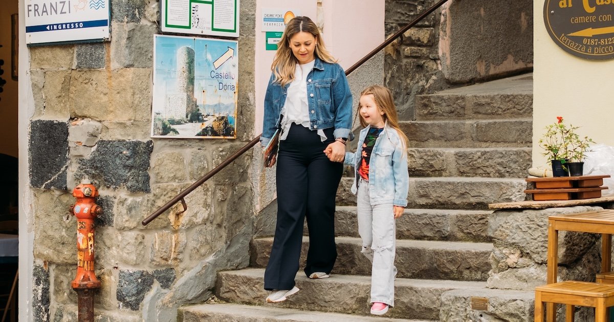 Madre e hija pasean por el hermoso pueblo de Vernazza