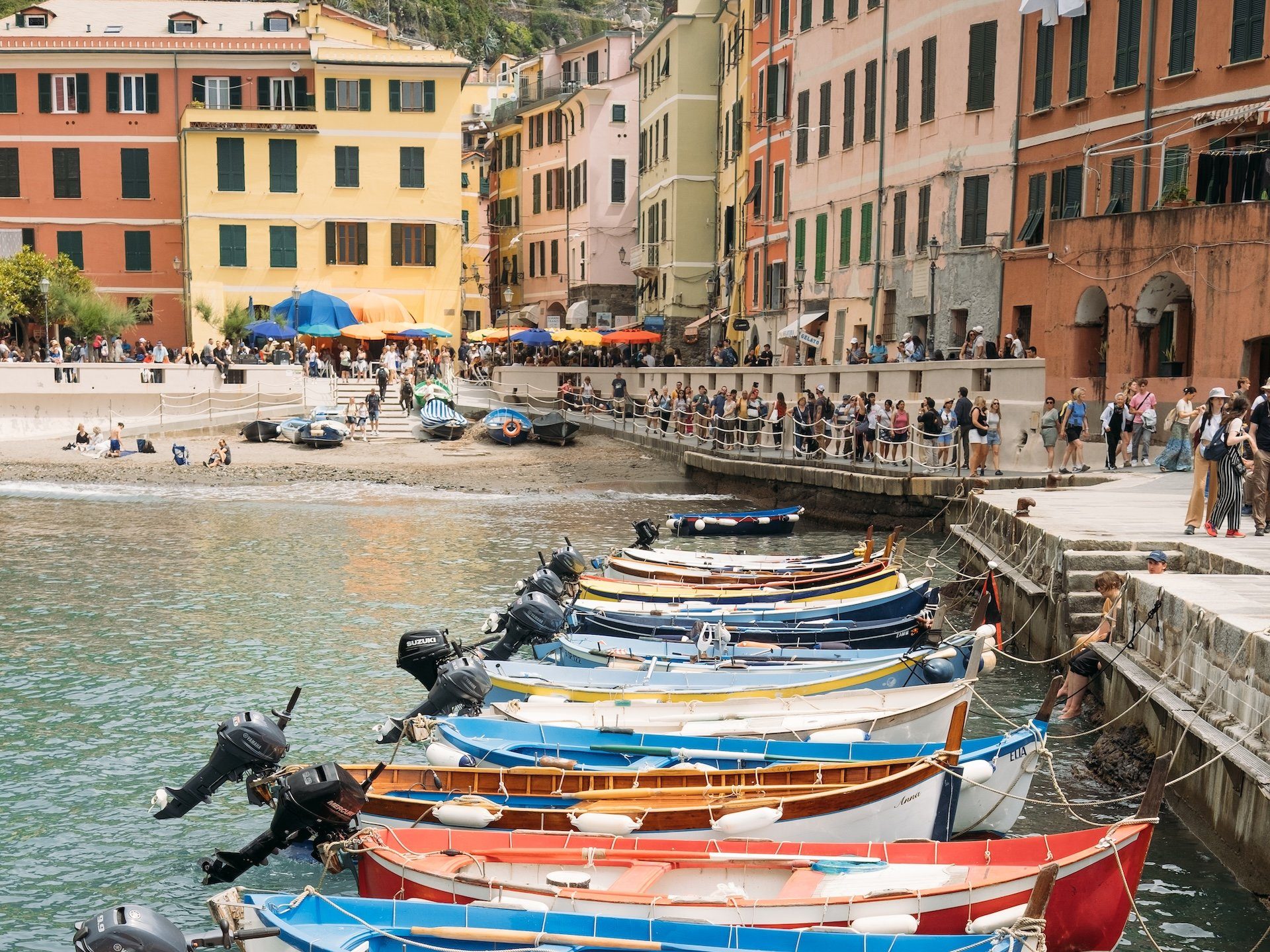 El pequeño puerto de Vernazza con sus barcos de colores