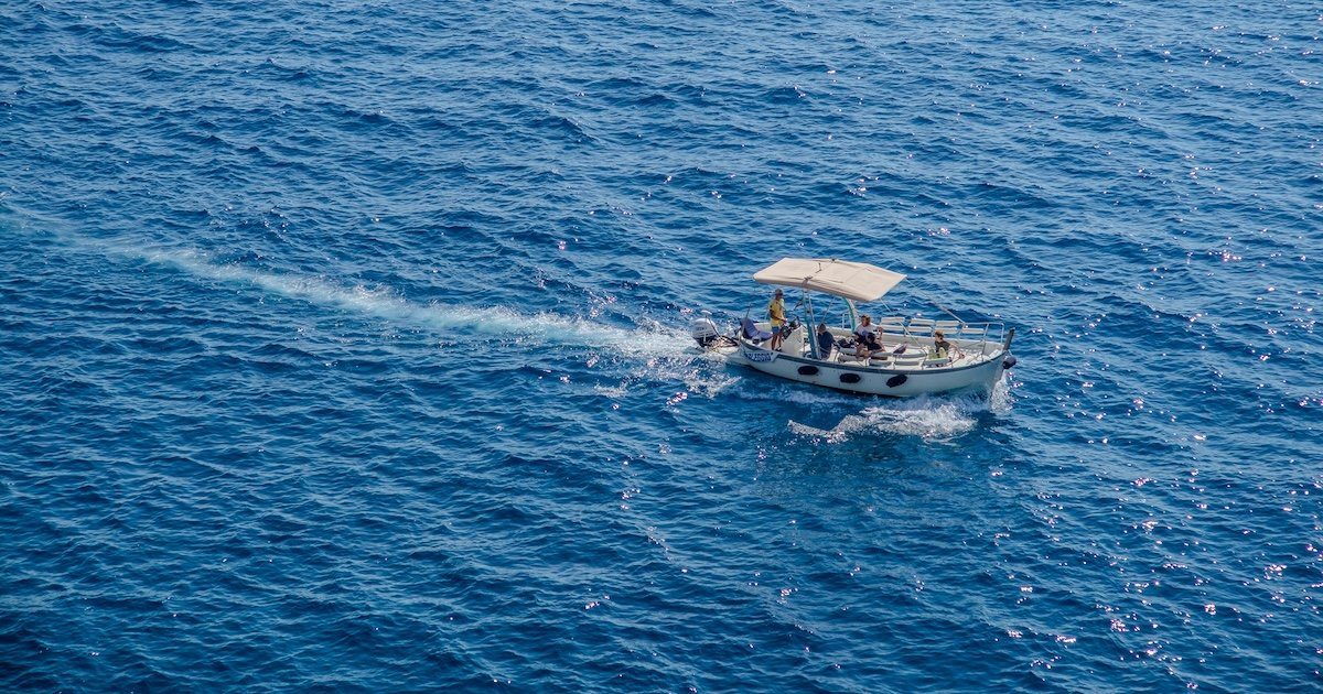 Un barco en el hermoso mar de las Cinque Terre