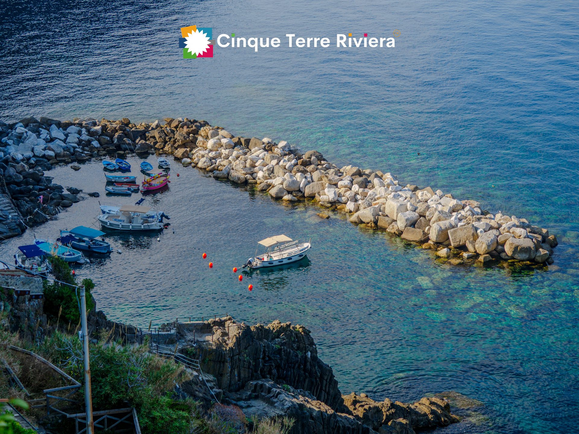 Tranquilo puerto de Riomaggiore con pequeños barcos de pesca en una tranquila mañana de verano en las Cinque Terre