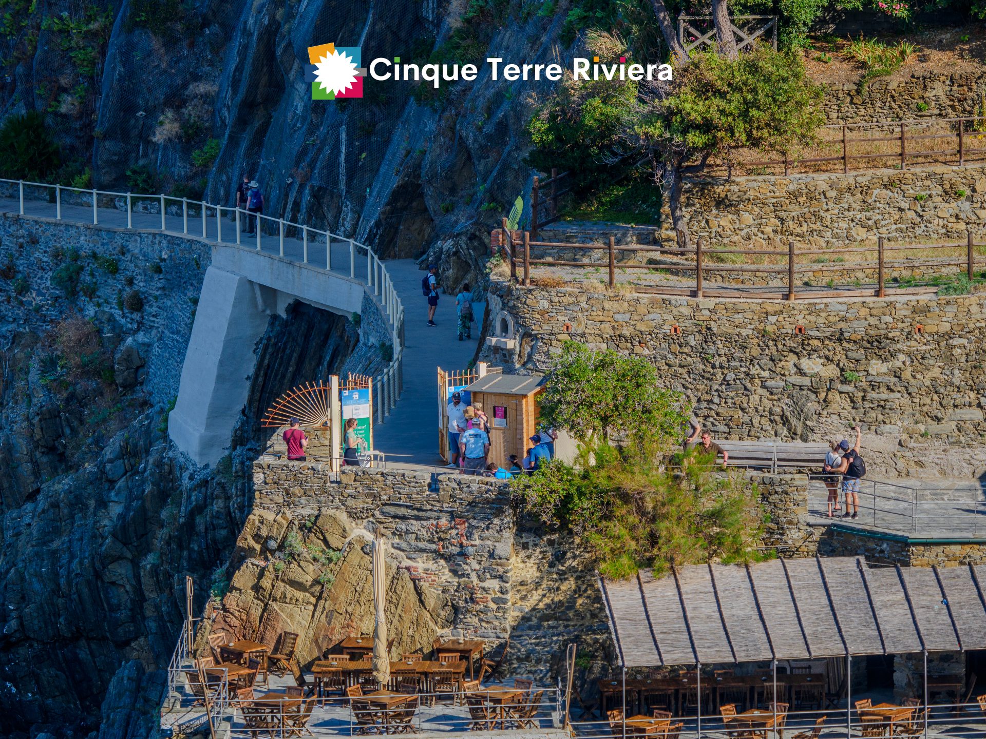 Paseo costero casi vacío a lo largo de los acantilados de las Cinque Terre en el verano de 2026, con solo unos pocos caminantes