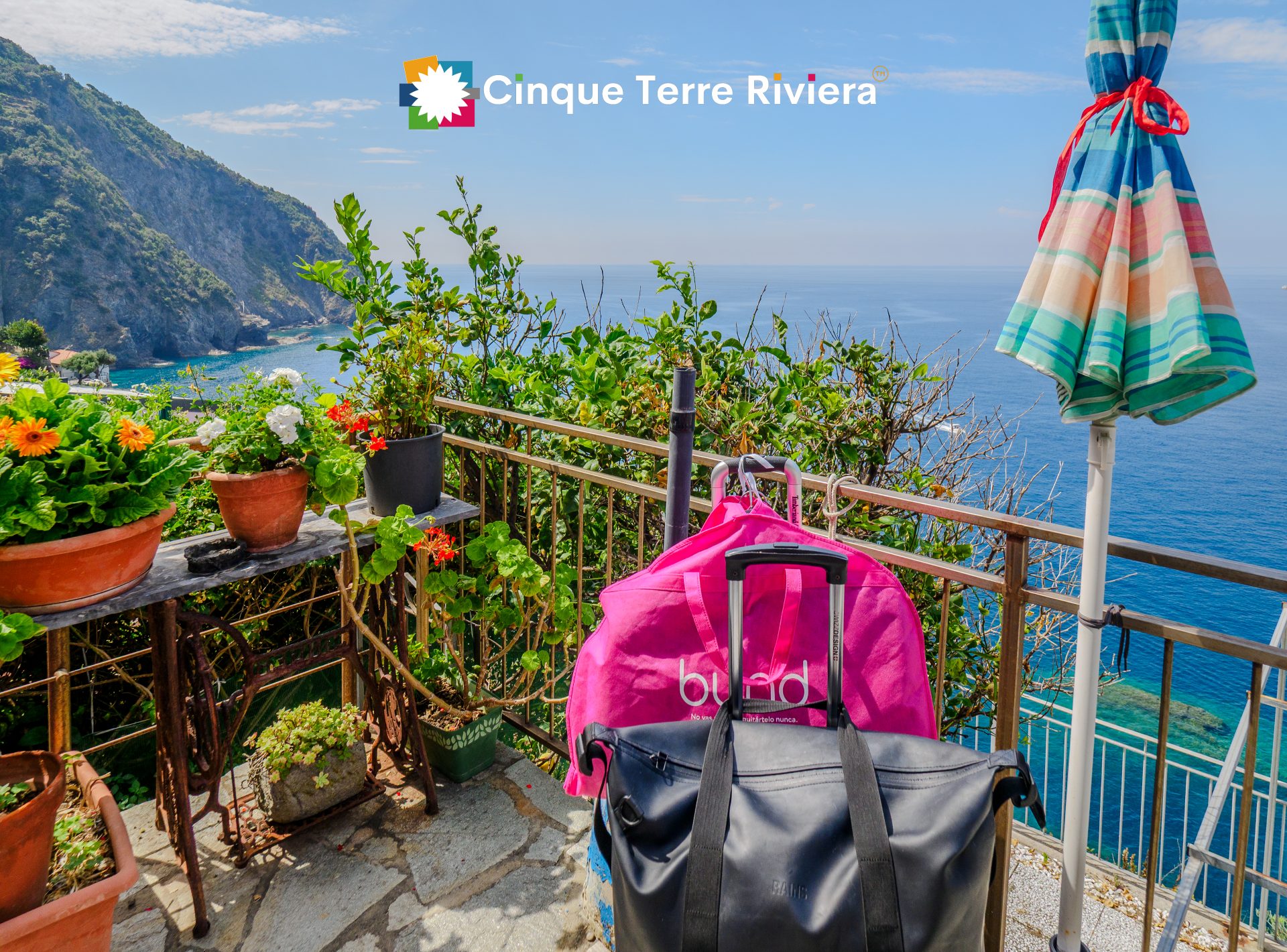 Terraza con vistas al mar sobre la costa de Riomaggiore, preparada para una mañana tranquila en las Cinque Terre
