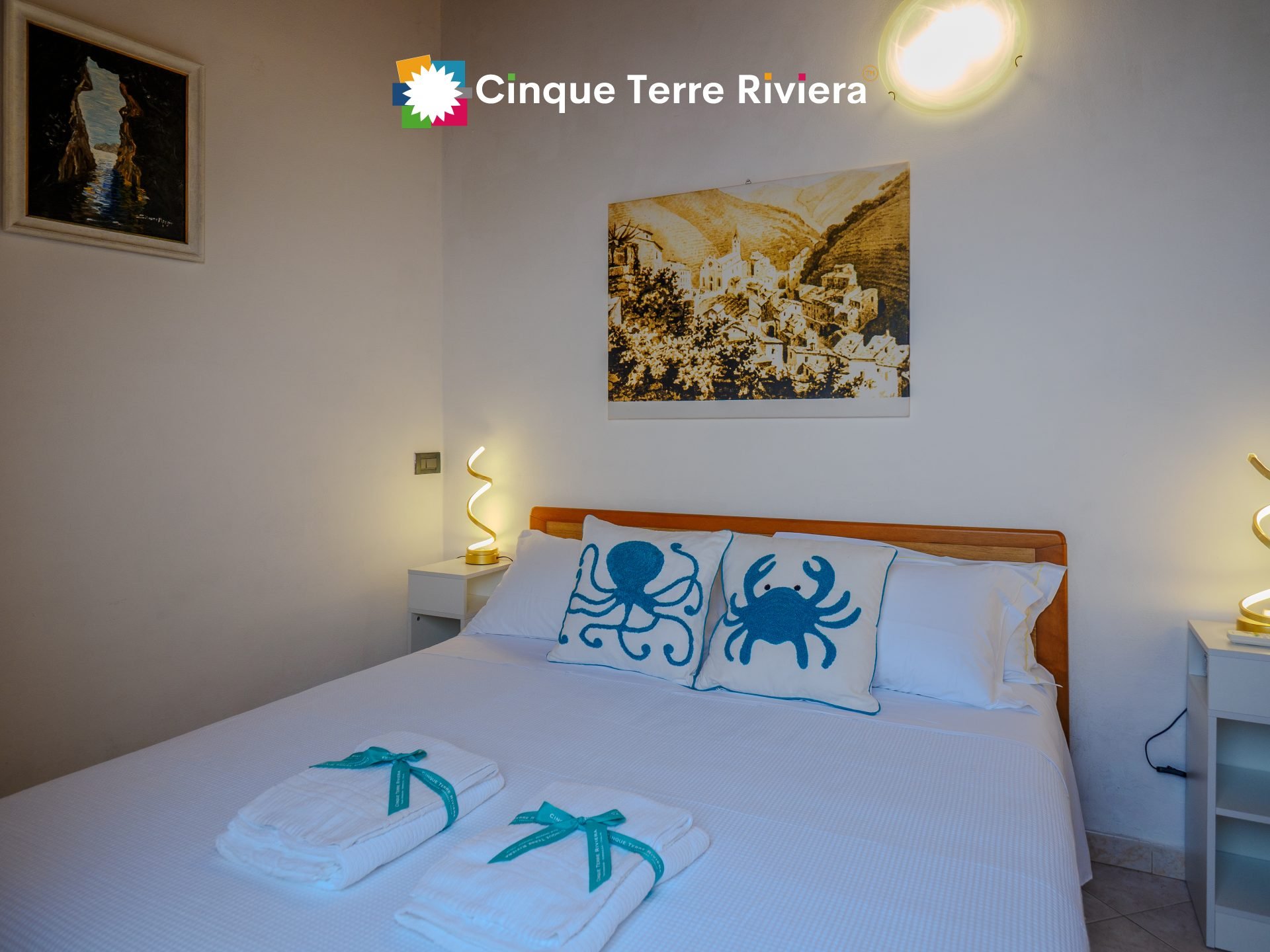 Habitación Lissa con vista al mar en Riomaggiore, con cama doble y cojines de temática marina, una base de viaje lento en las Cinque Terre