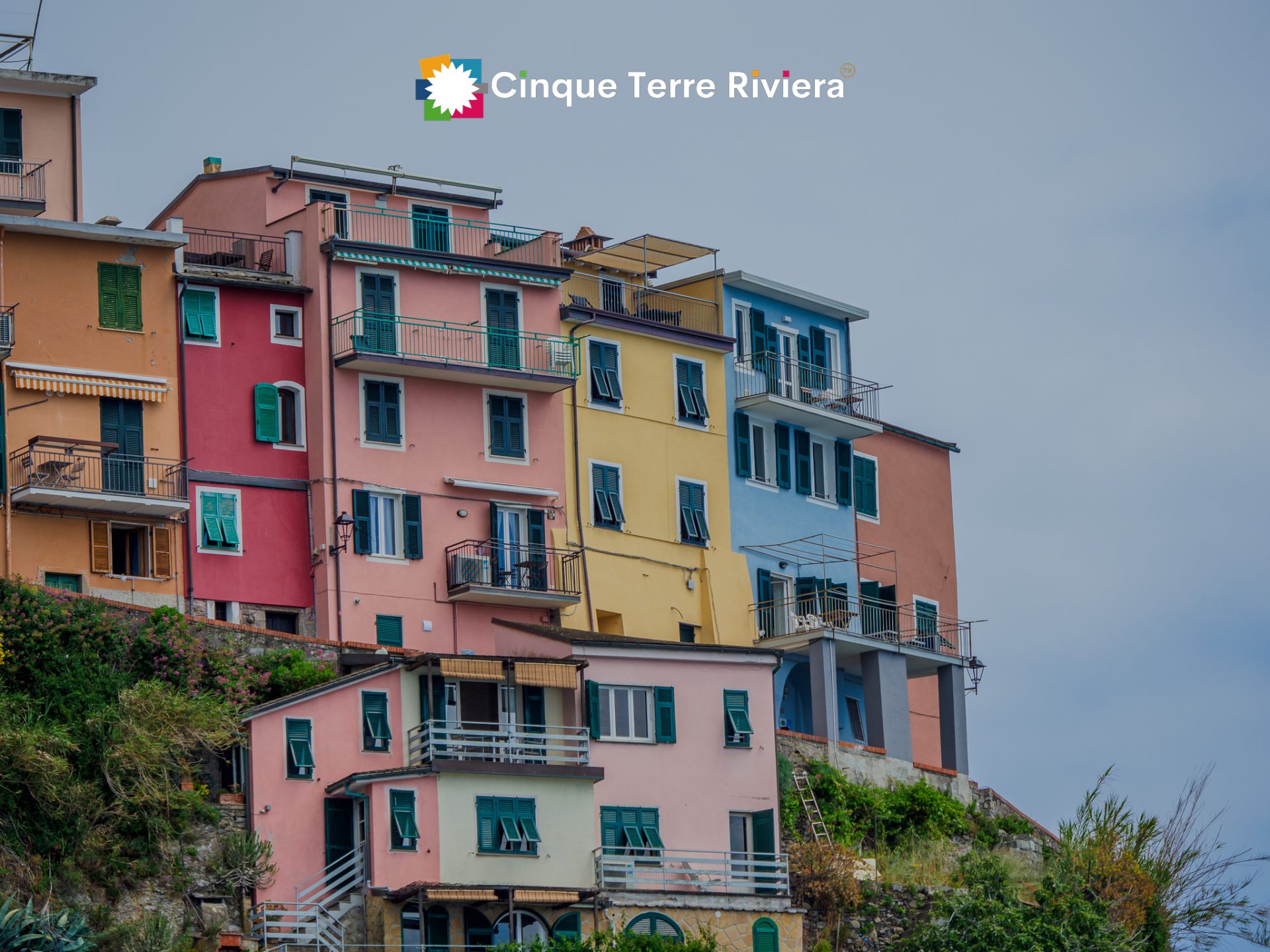 casa torre amarilla de La Lampara y Il Baluardo vista desde el mar Manarola