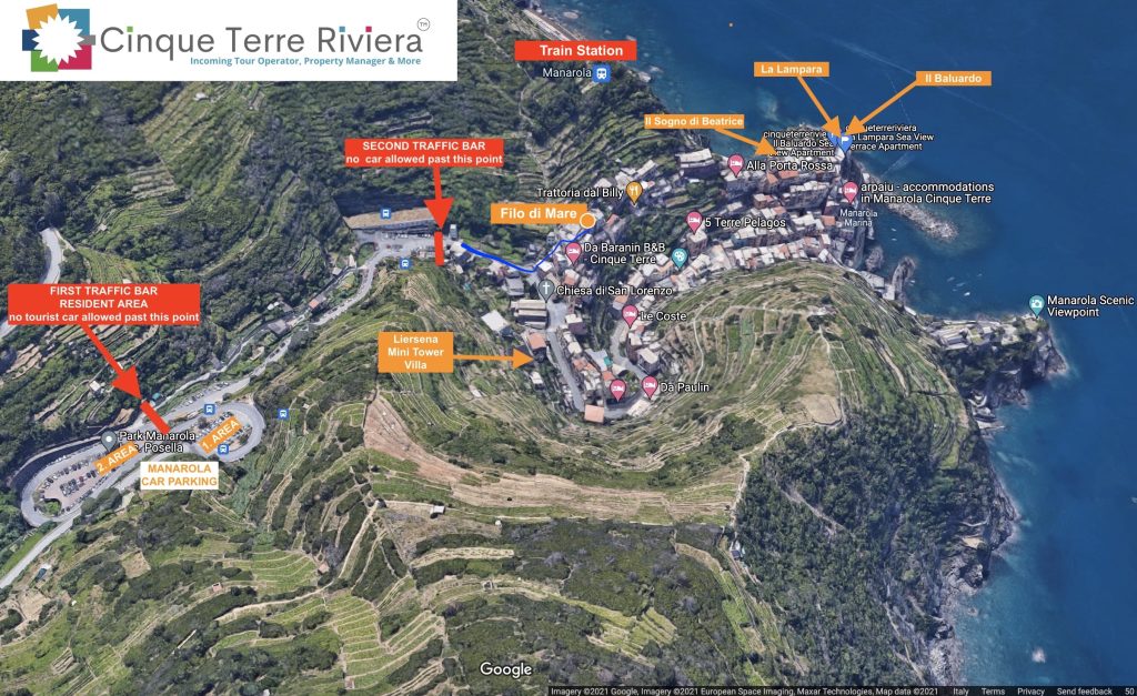 El mapa de Manarola muestra la estación de tren, las zonas de aparcamiento, las barreras de tráfico y los senderos junto al acantilado alrededor del pueblo en la costa de las Cinque Terre.